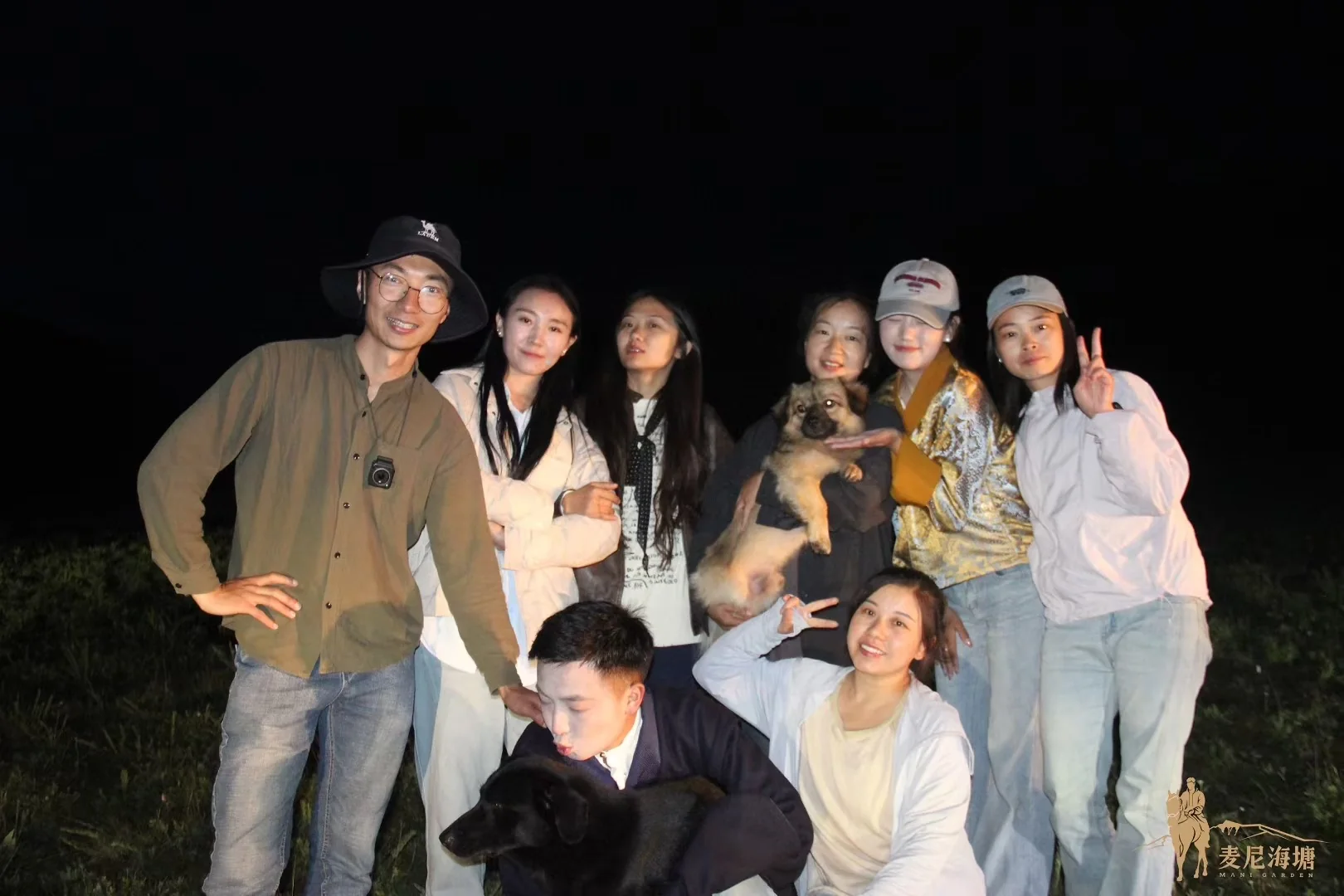 黄海与朋友在高原夜晚合影